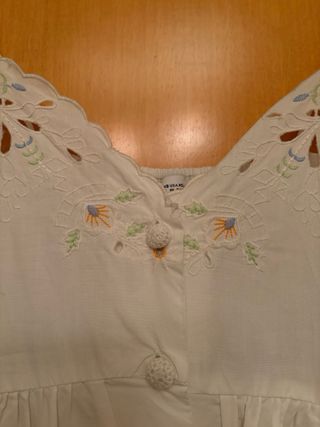 Vestido blanco Zara bordado. goma en espalda