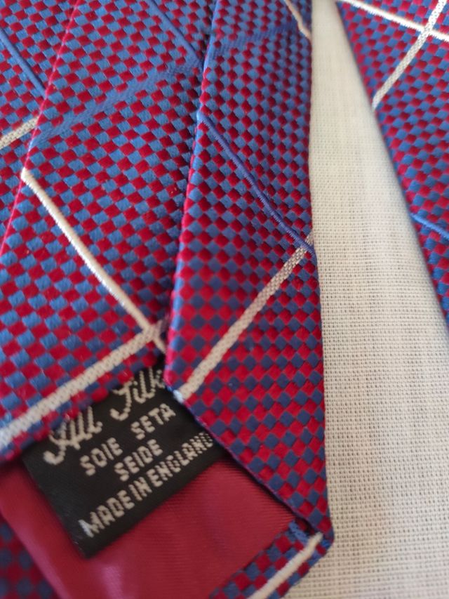 Corbata de rombos azul y roja