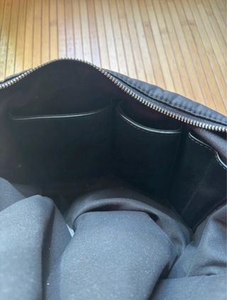 Bolso negro grande clásico y versátil