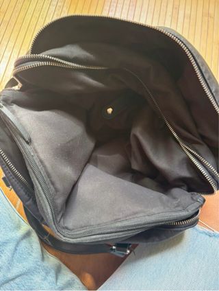 Bolso negro grande clásico y versátil