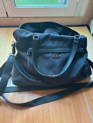 Bolso negro grande clásico y versátil