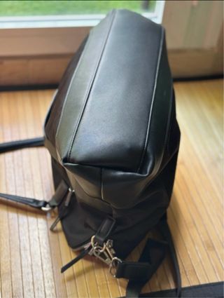 Bolso negro grande clásico y versátil
