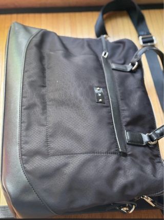 Bolso negro grande clásico y versátil