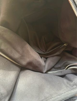 Bolso negro grande clásico y versátil