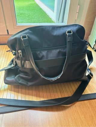 Bolso negro grande clásico y versátil