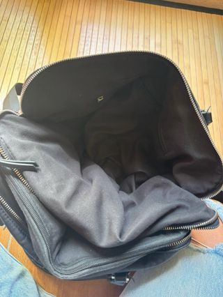 Bolso negro grande clásico y versátil