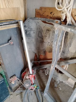 Cortadora de agua y herramientas de obra