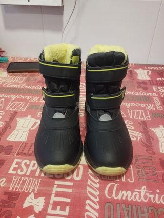 Botas de nieve negras y amarillas