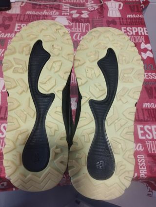 Botas de nieve negras y amarillas