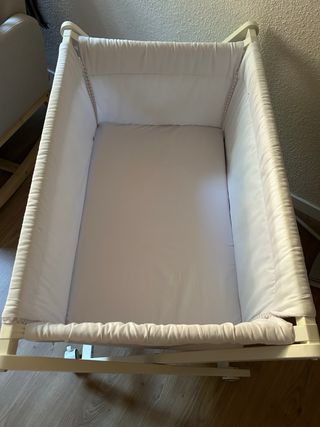 Minicuna blanca con ruedas