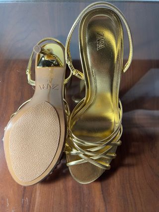 Sandalias de tacón doradas