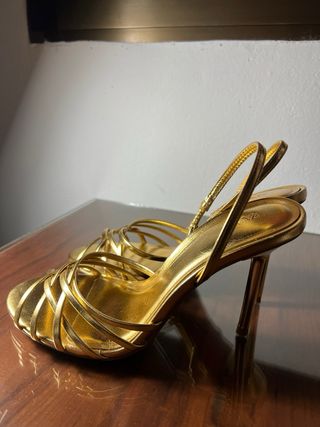 Sandalias de tacón doradas