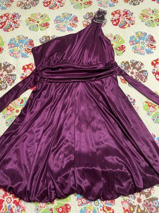 Vestido de fiesta morado.

