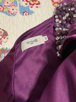 Vestido de fiesta morado.
