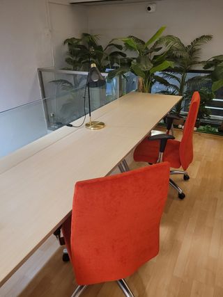 Mesa de trabajo y sillón ergonómico