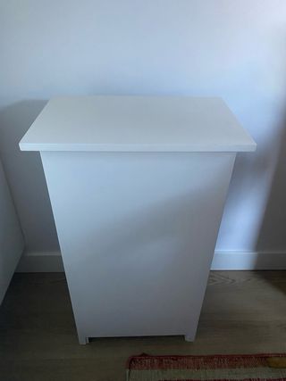 Mueble blanco con 3 cestas de ratán