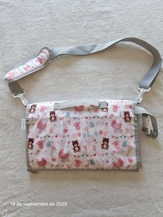 Cambiador de bebé con estampado infantil.