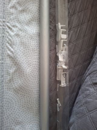 Estore enrollable térmico gris y blanco