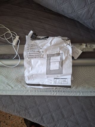 Estore enrollable térmico gris y blanco