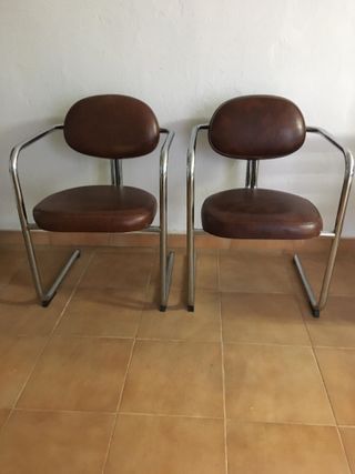 Conjunto de 2 sillas de cuero y metal
