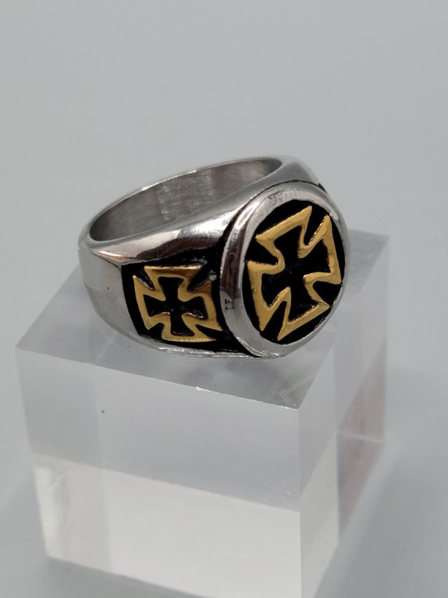 Anillo de acero inoxidable con cruz dorada