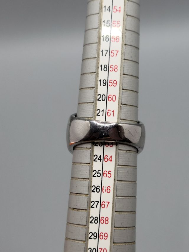 Anillo de acero inoxidable con cruz dorada