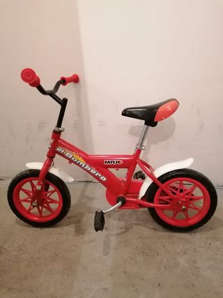 Bicicleta infantil roja con rodines buen estado.