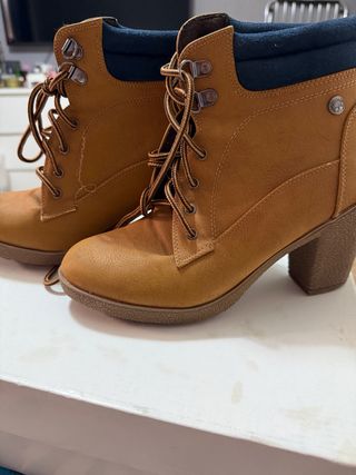 Botas de tacón color miel