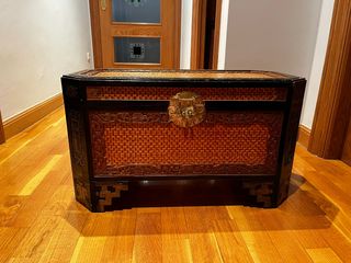 Baúl de mimbre y madera con herrajes dorados