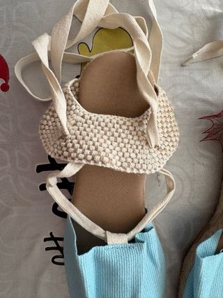 ALPARGATAS COMBINADAS BEIGE Y AZUL