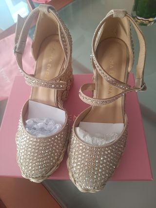 Cuñas Alma en Pena Pedrería Beige/Oro