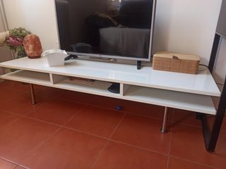 Mesa de salón blanca