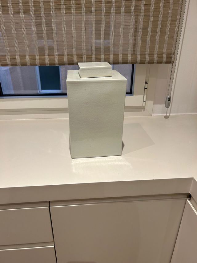 Jarrón de cerámica blanco esmaltado