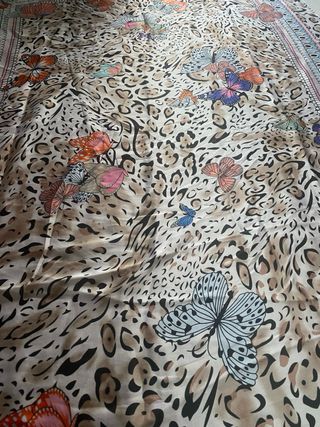 Pañuelo estampado mariposas y leopardo