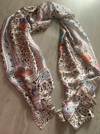 Pañuelo estampado mariposas y leopardo