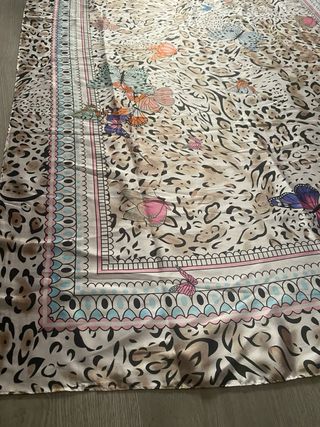 Pañuelo estampado mariposas y leopardo