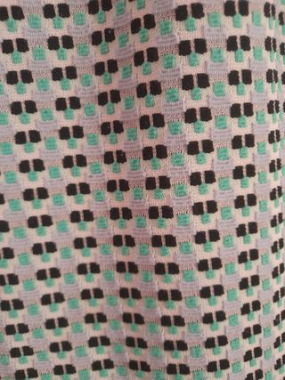 Vestido verde con estampado geométrico