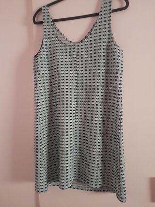 Vestido verde con estampado geométrico