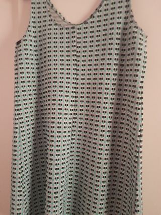 Vestido verde con estampado geométrico