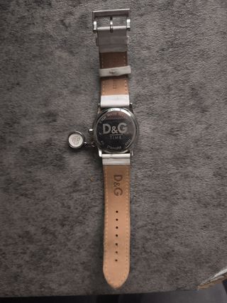 Dos relojes D&G.