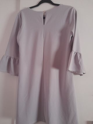 Vestido gris con mangas acampanadas