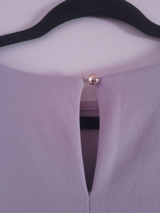 Vestido gris con mangas acampanadas