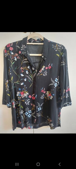 Camisa Stradivarius floral negra