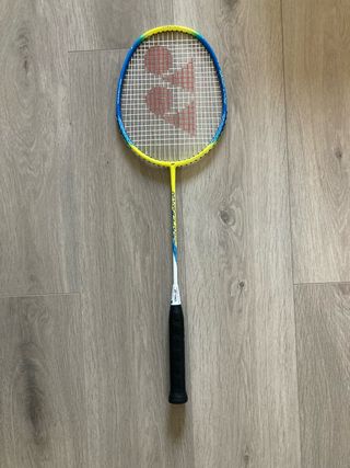 Raqueta Bádminton Yonex Nanoflare + 2 volantes