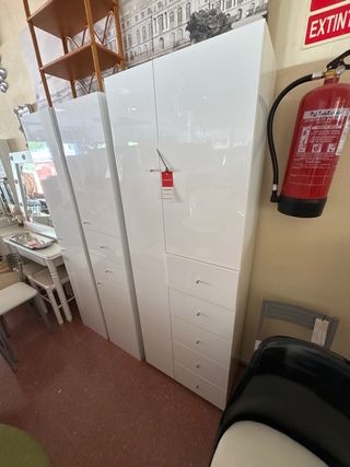 Mueble de baño blanco y madera