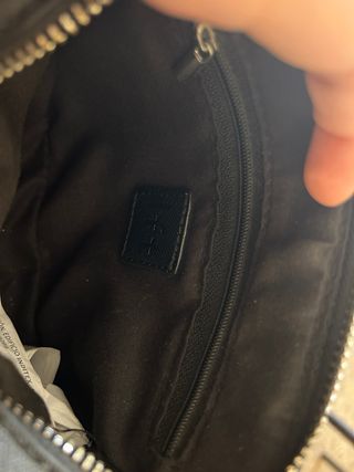 Bolso negro elegante.
