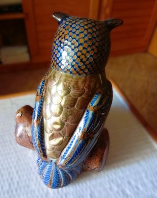 Búho de cerámica con detalles metálicos