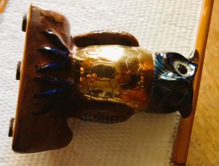 Búho de cerámica con detalles metálicos