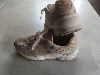 Tenis Fila plataforma beige/gris Talla 39