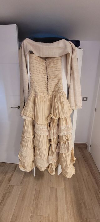 Traje de novia beige con volantes